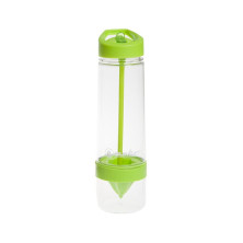 Бутылка-соковыжималка Summit MyBento Fruit Infuser-Squeezer Bottle зеленая 750 мл