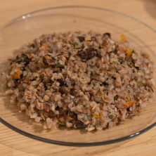 Каша гречана з м'ясом курки, грибами та овочами