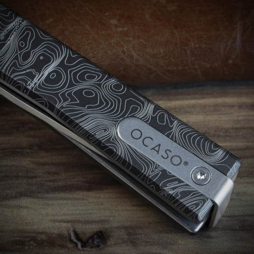 Нож Ocaso Solstice, Engraved titanium, Topo Pattern, Satin