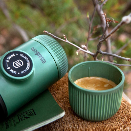 Портативная эспрессо-кофеварка Wacaco Nanopresso зеленая с чехлом