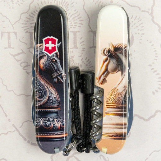 Складной нож Victorinox HUNTSMAN ZODIAC Шахматный конь 1.3713.3.Z5310pk