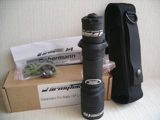 Туристический фонарь Armytek Dobermann Pro, черный, XHP35 HI, теплый,1580 люмен (F02102BW)