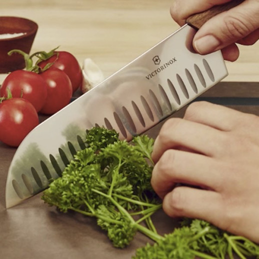 Нож кухонный Victorinox Swiss Modern Santoku 17см (6.9050.17KG)